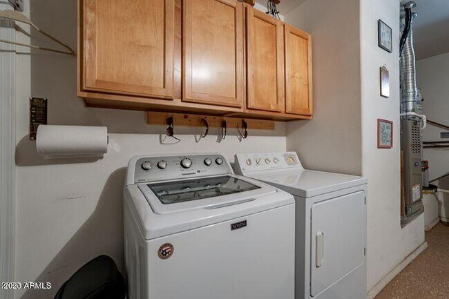 Building Photo - 1402 E Cherry Hills Dr
