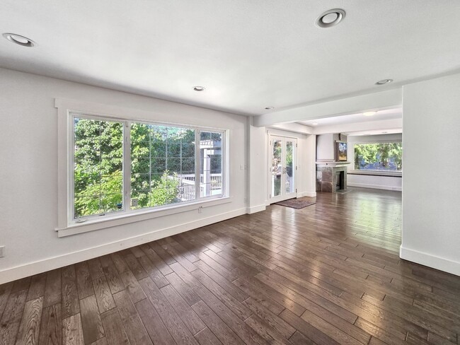 Building Photo - Stunning 4-Bedroom Home with Luxurious Mas...