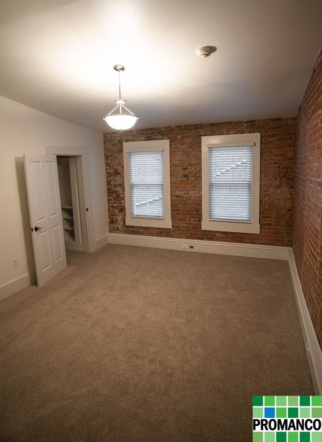 Building Photo - Downtown Luxury Loft Apartment