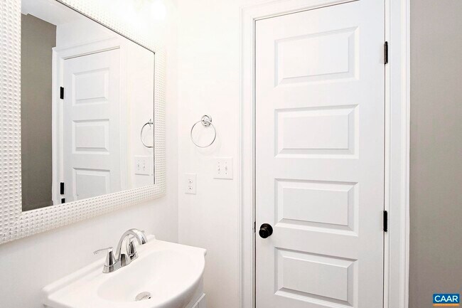 Building Photo - 903 Nassau St