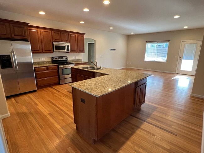 Building Photo - Great location with lots of amenities! 4 b...