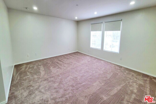 Building Photo - 10000 Hanna Ave