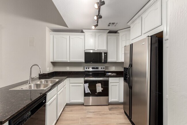 Building Photo - 3 Bed, 2 Bath in Gated Val Vista Classic