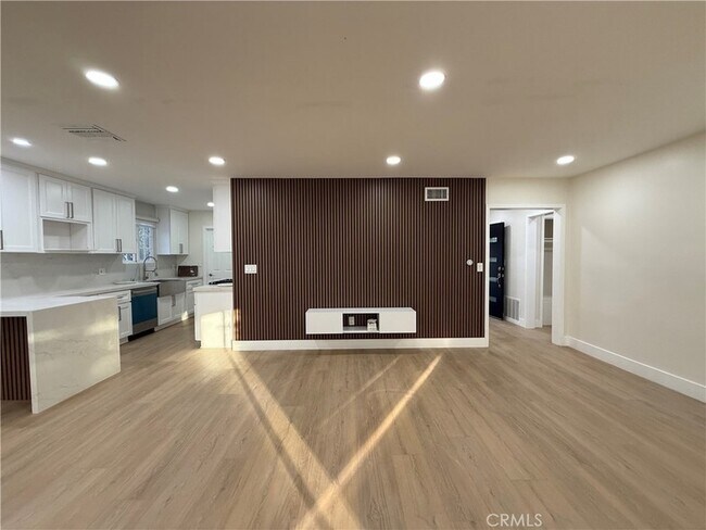 Building Photo - 9123 Woodley Ave