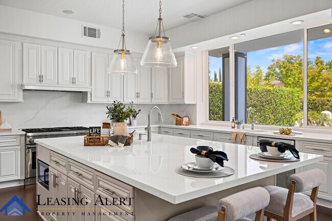 Building Photo - 5011 Hayvenhurst Ave