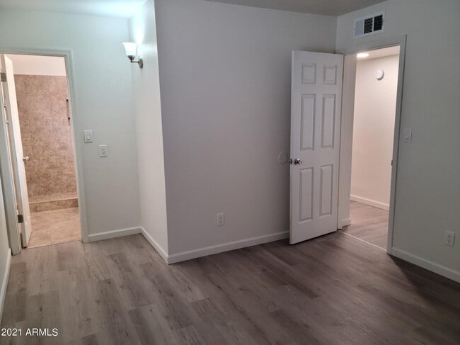 Building Photo - 1008 W Malibu Dr