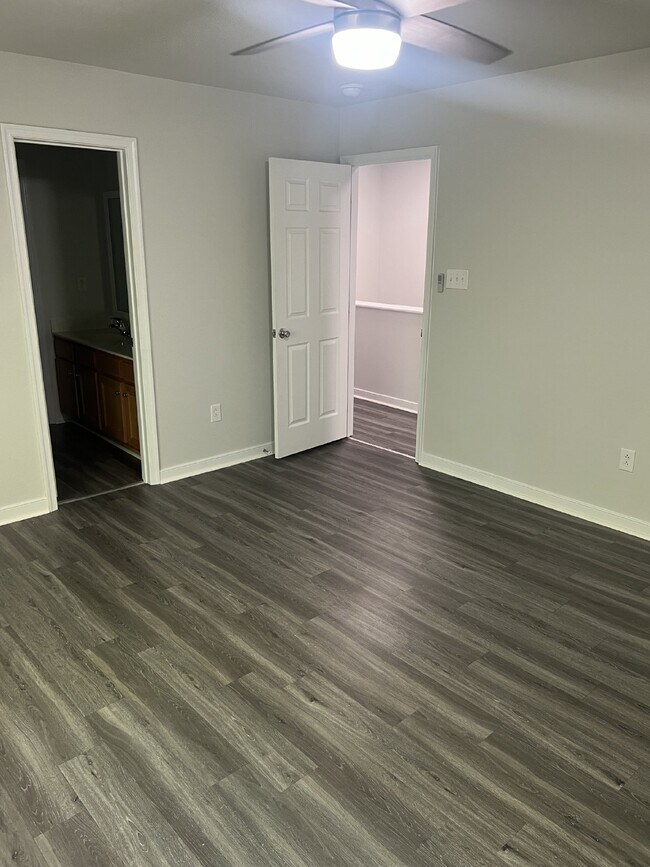 Building Photo - Spacious 6-Bedroom Home with 3 Bathrooms i...