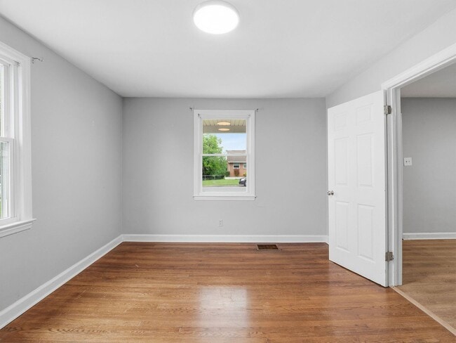 Building Photo - 4 Bedroom/1 Bathroom Home with Fenced Yard Available in SE Roanoke!