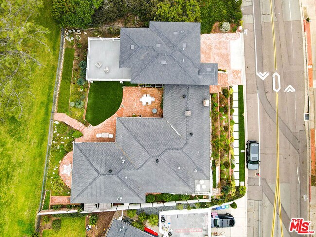 Building Photo - 1110 W Muirlands Dr