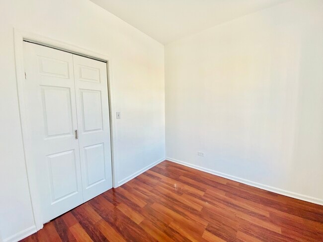 Building Photo - 2647 W 35th St