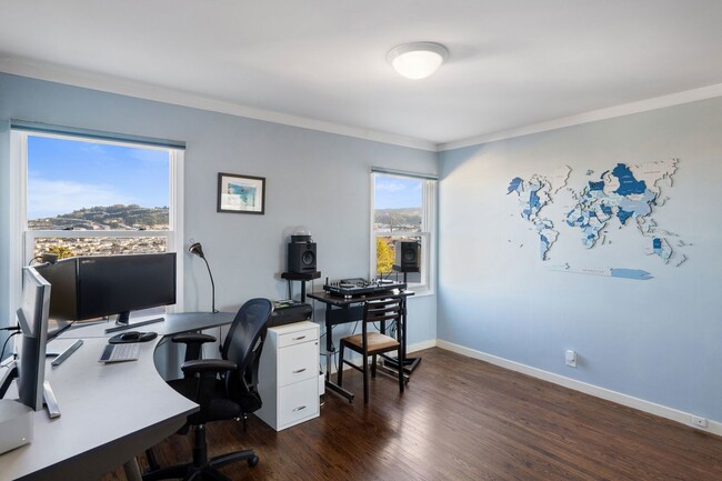 Building Photo - UPDATED LARGE BRIGHT 1800sf 3BR/2BA/1GR In...
