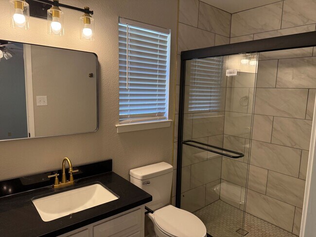 Building Photo - Modern Charm – 3 Beds, 2 Baths & More!