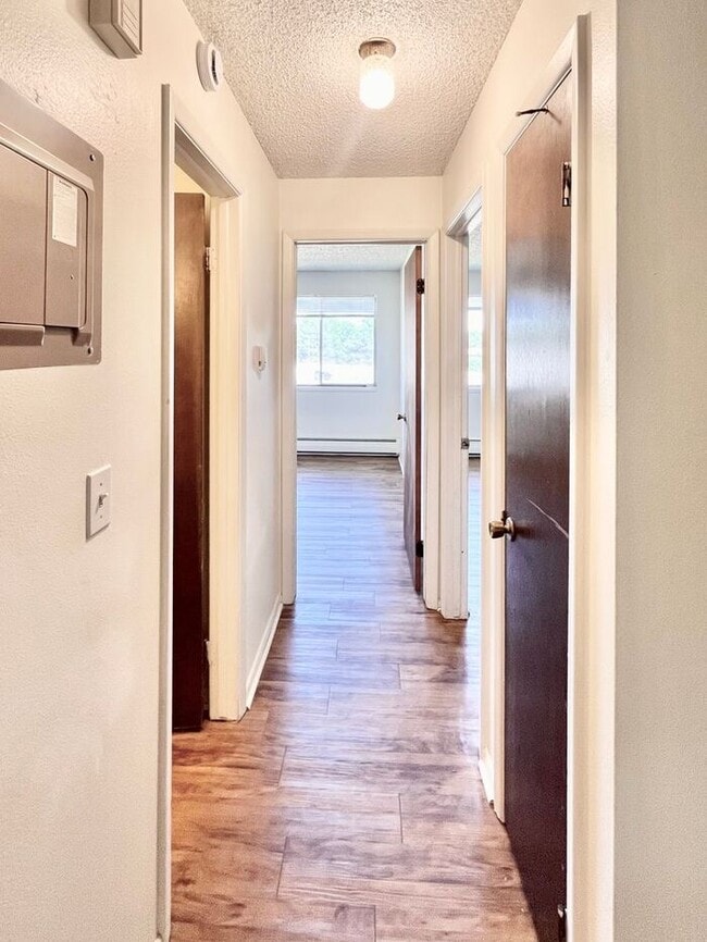 Building Photo - 2 Bed, 1 Bath Apartment!!