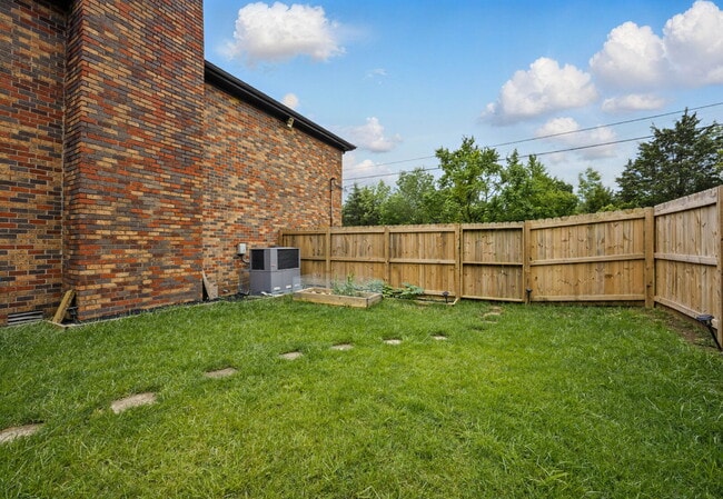 Building Photo - Beautiful 2 Bedroom 1.5 Bathroom Duplex