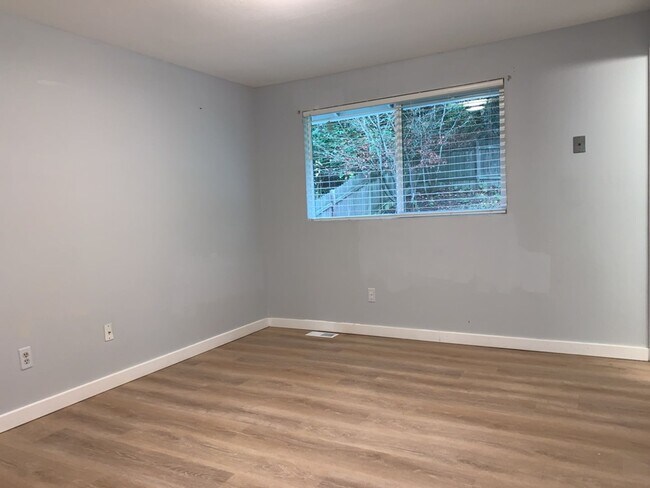 Building Photo - Spacious 3 Bed 2.5 bath Kent Split-Level home