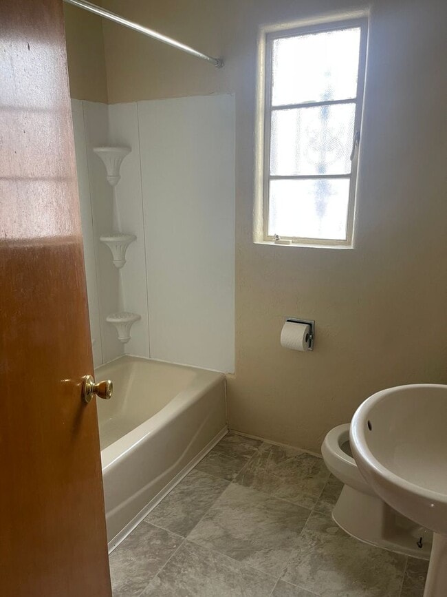 Building Photo - Northeast Hights Home