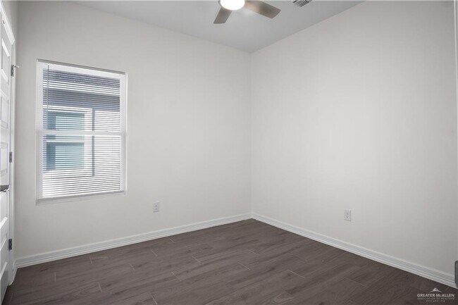 Building Photo - 25 N Onyx Ave