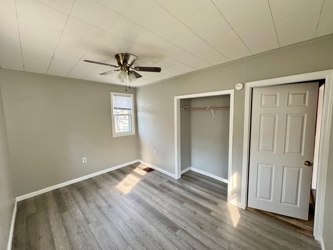 Building Photo - short term lease available