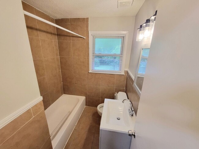 Building Photo - Charming 3 Bedroom Home Just Outside Uptown!