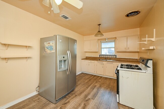 Building Photo - 10302 Woodwind Dr