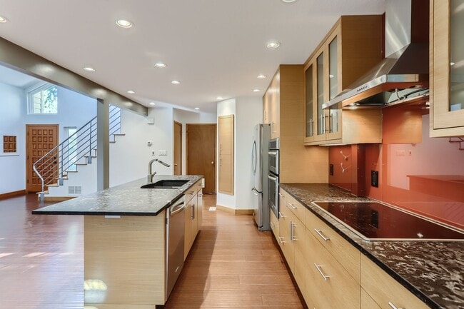 Building Photo - MODERN 2 BED/1.5 BATH IN HEART OF BOULDER!