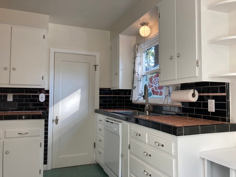 Kitchen - 4407 SE Tibbetts St