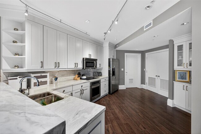 Building Photo - 455 E Palmetto Park Rd