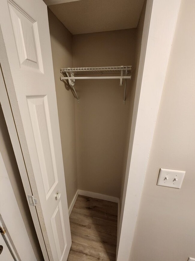 Building Photo - Spacious 3-Bedroom, 1-Bathroom Home AVAILABLE NOW!!