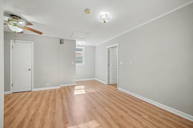 Building Photo - Charming 3-bedroom 2 bathrooms in Downtown...