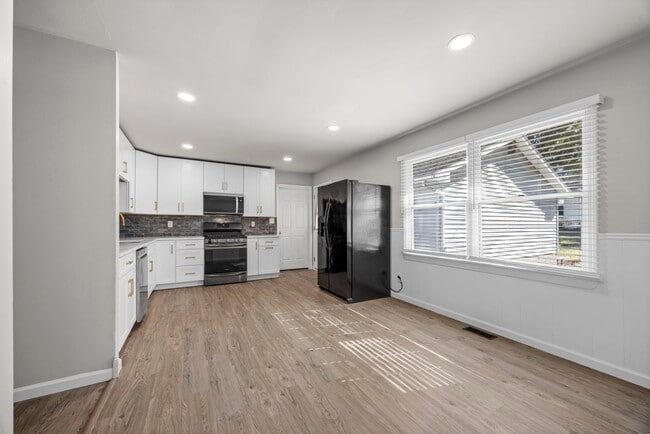 Building Photo - 115 E Sycamore Rd