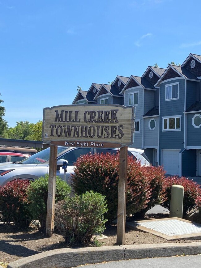 Building Photo - 3 Bedroom | 2 1/2 Bath Townhouse in The Dalles, OR.
