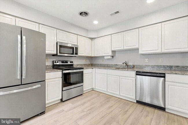 Building Photo - 645 Muhlenberg Dr