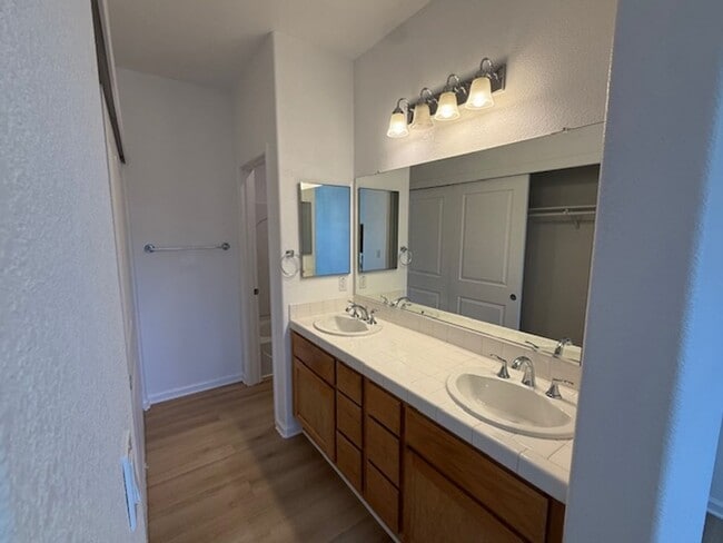 Building Photo - 3-Bedroom Townhome in Central Richmond Near Richmond BART Station