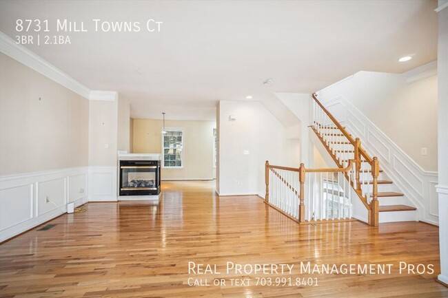 Building Photo - Bright & Spacious End-Unit Townhome – Perf...