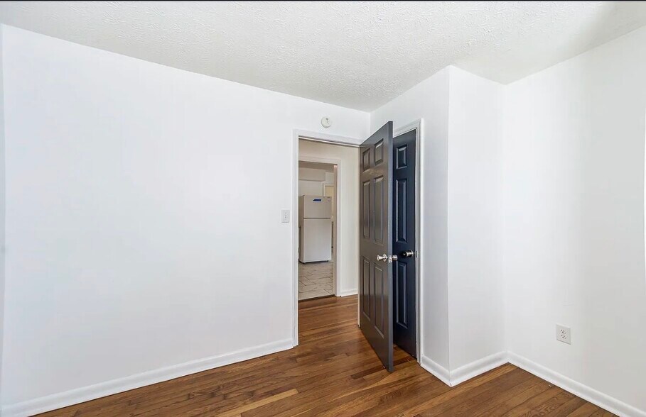Building Photo - 1208 Louis Ln