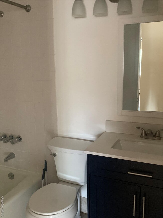 Building Photo - 23 Doxbury Ln