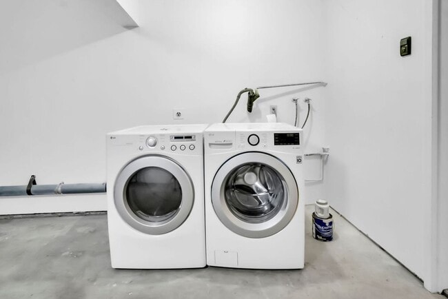 Building Photo - Beautiful townhome in La Jolla!  Three bedrooms plus office/extra bedroom! Available immediately!