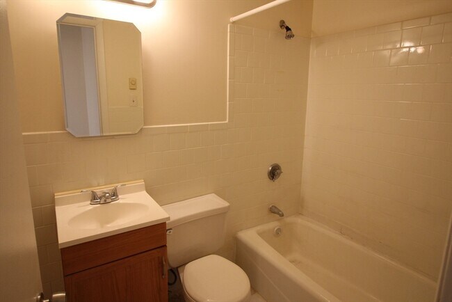 Building Photo - 318 Nesmith St
