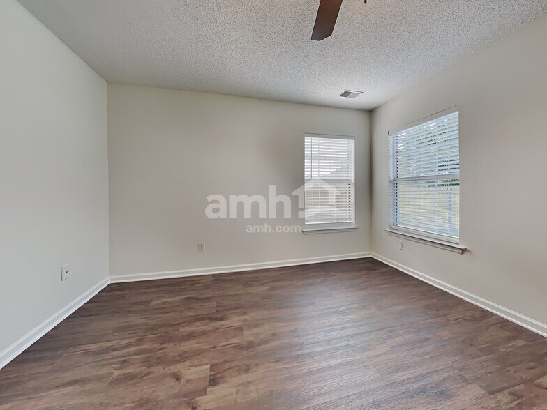 Building Photo - 114 Blue Jasmine Ln