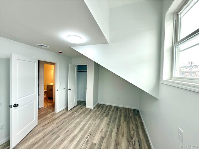 Building Photo - 728 US-6