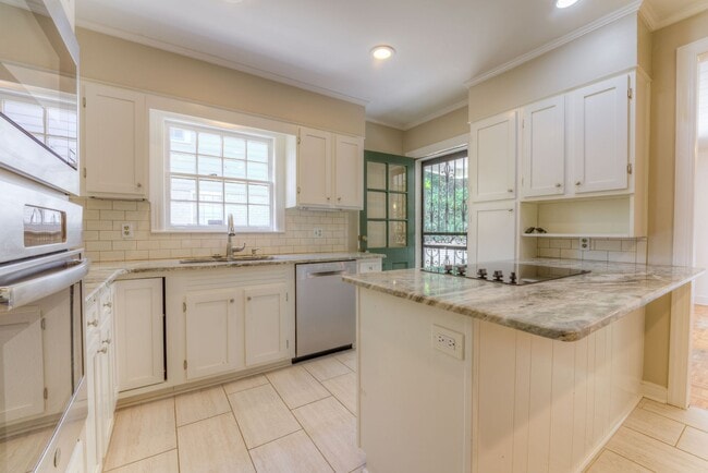 Building Photo - Beautiful 3 bed/3 full baths PLUS flex spa...