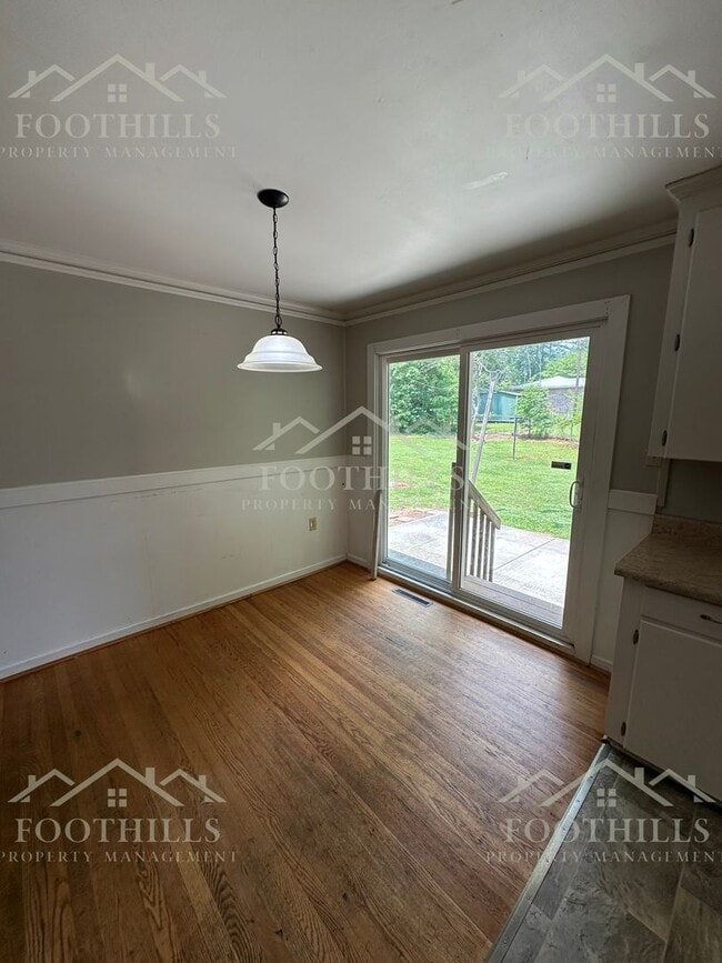 Building Photo - Live Steps Away from Anderson University –...