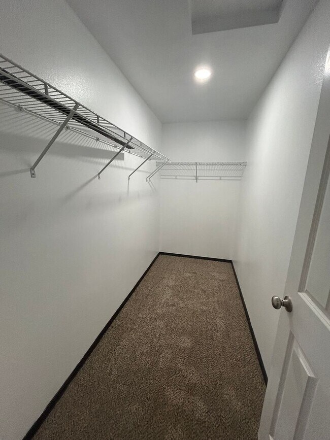 Building Photo - Large 4 bedroom 2.5 bath