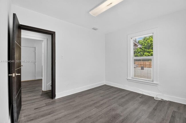 Building Photo - 220 SW 16th St