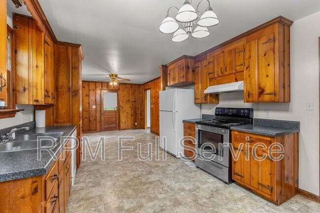 Building Photo - 570 Carol Dr