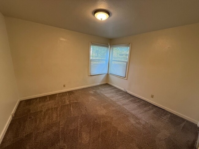 Building Photo - Downstairs one bedroom apartment available...