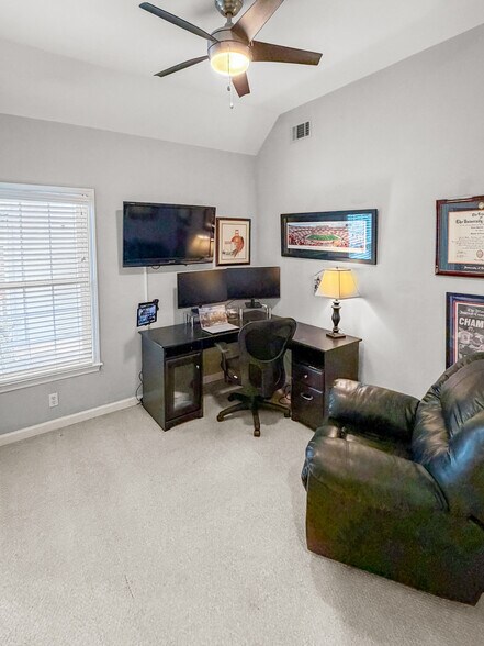 Building Photo - 1106 Glenrose Dr SE