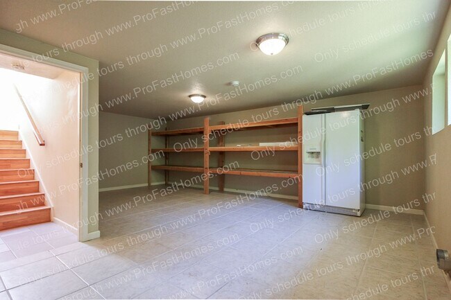 Building Photo - 7840 SW West Slope Dr