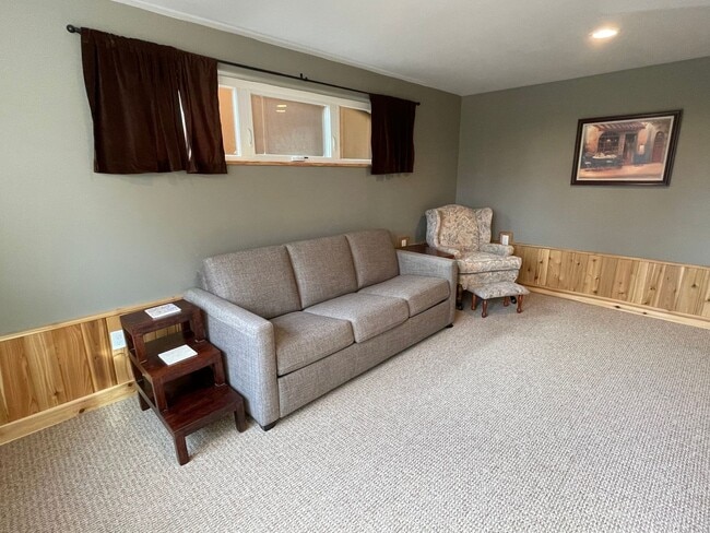 Building Photo - Lovely Furnished Honeymoon Bay Apartment!