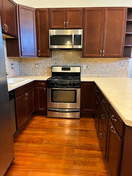 Building Photo - 521 N Racine Ave